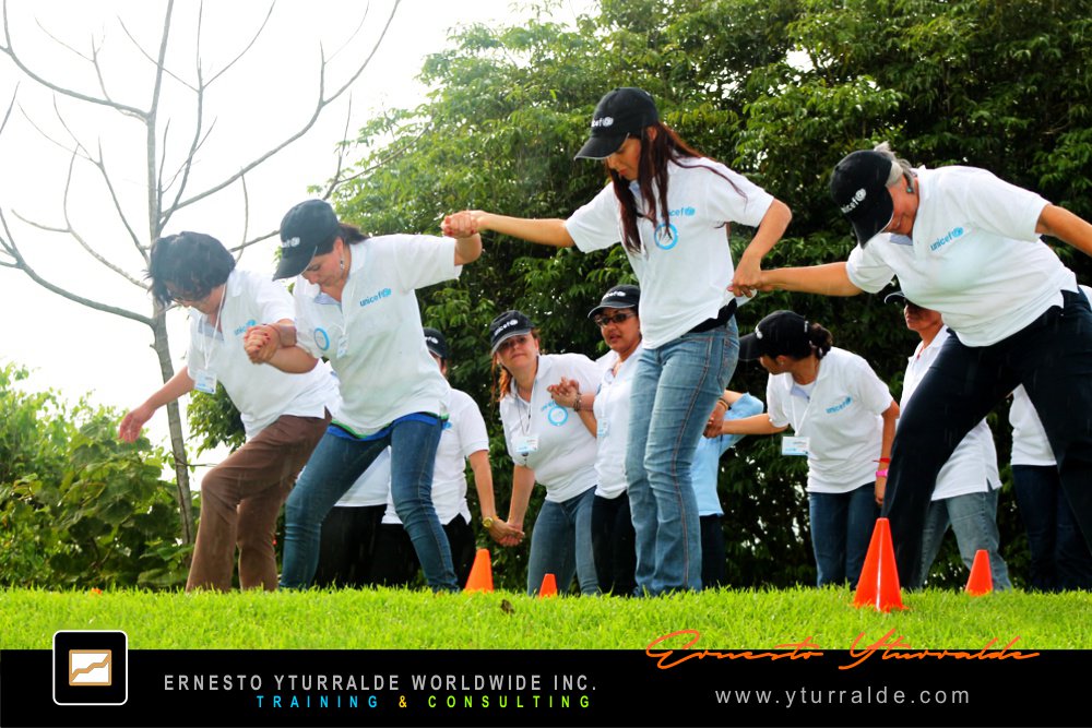 Talleres de cuerdas en Quito enfocados en confianza y coordinación