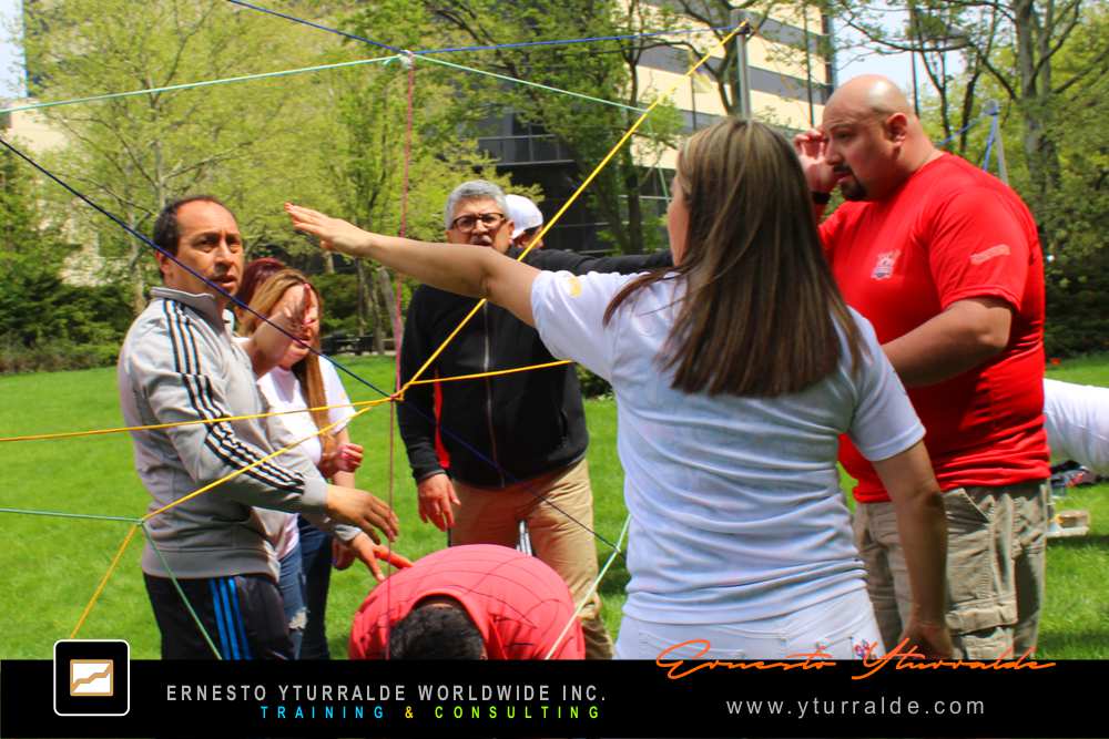 Team Building corporativo en Quito con actividades de cuerdas guiadas